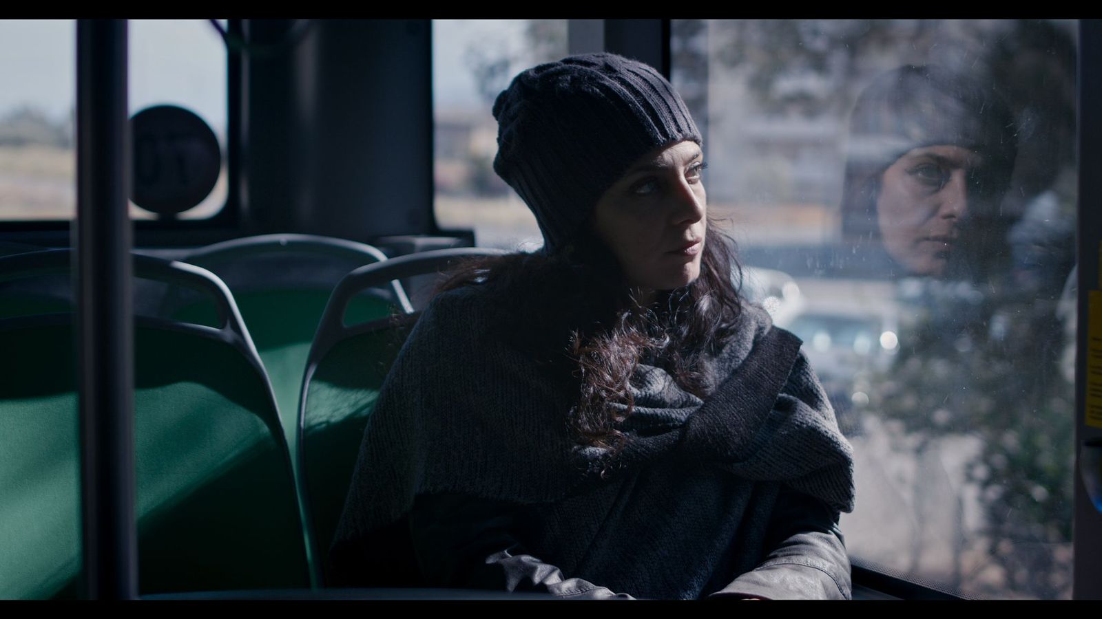 Alessia sull’autobus, il suo riflesso nel vetro