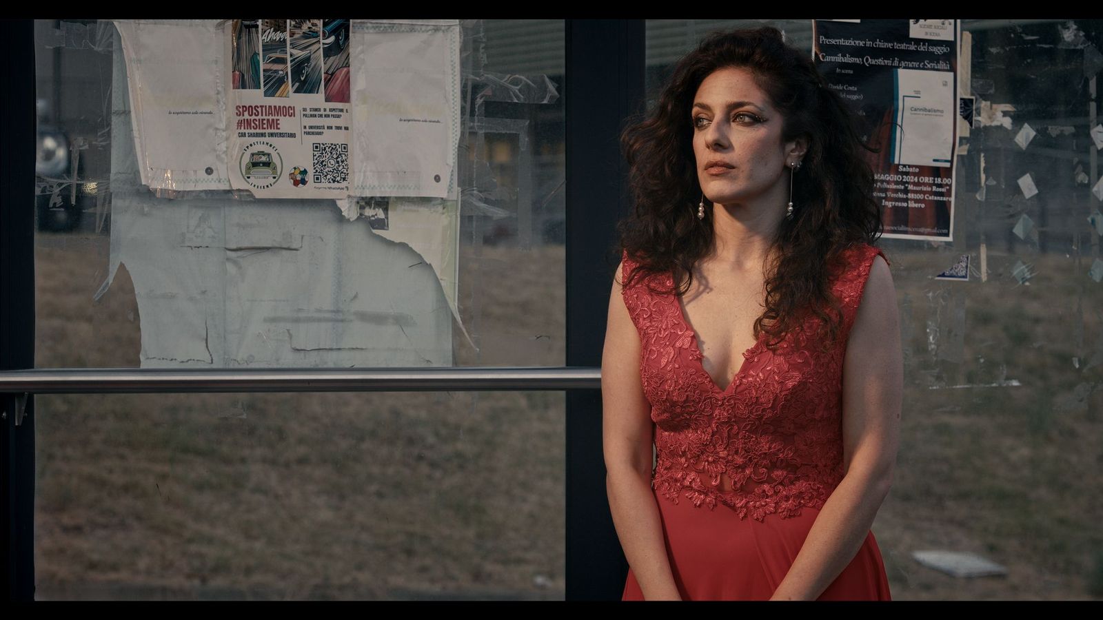 Alessia in rosso alla pensilina dell’autobus