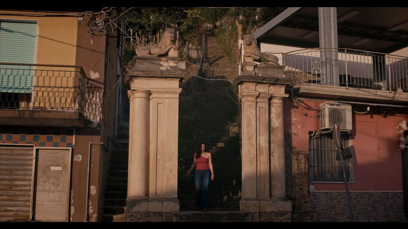 Alessia scende una scalinata tra due leoni di pietra
