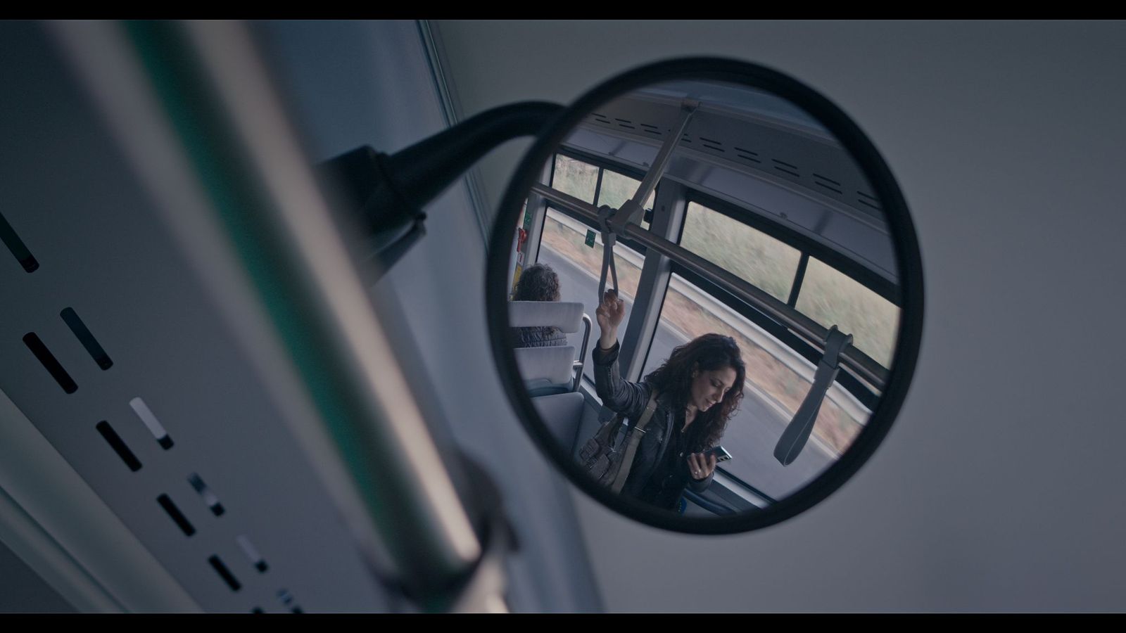 Alessia riflessa nello specchio di un autobus