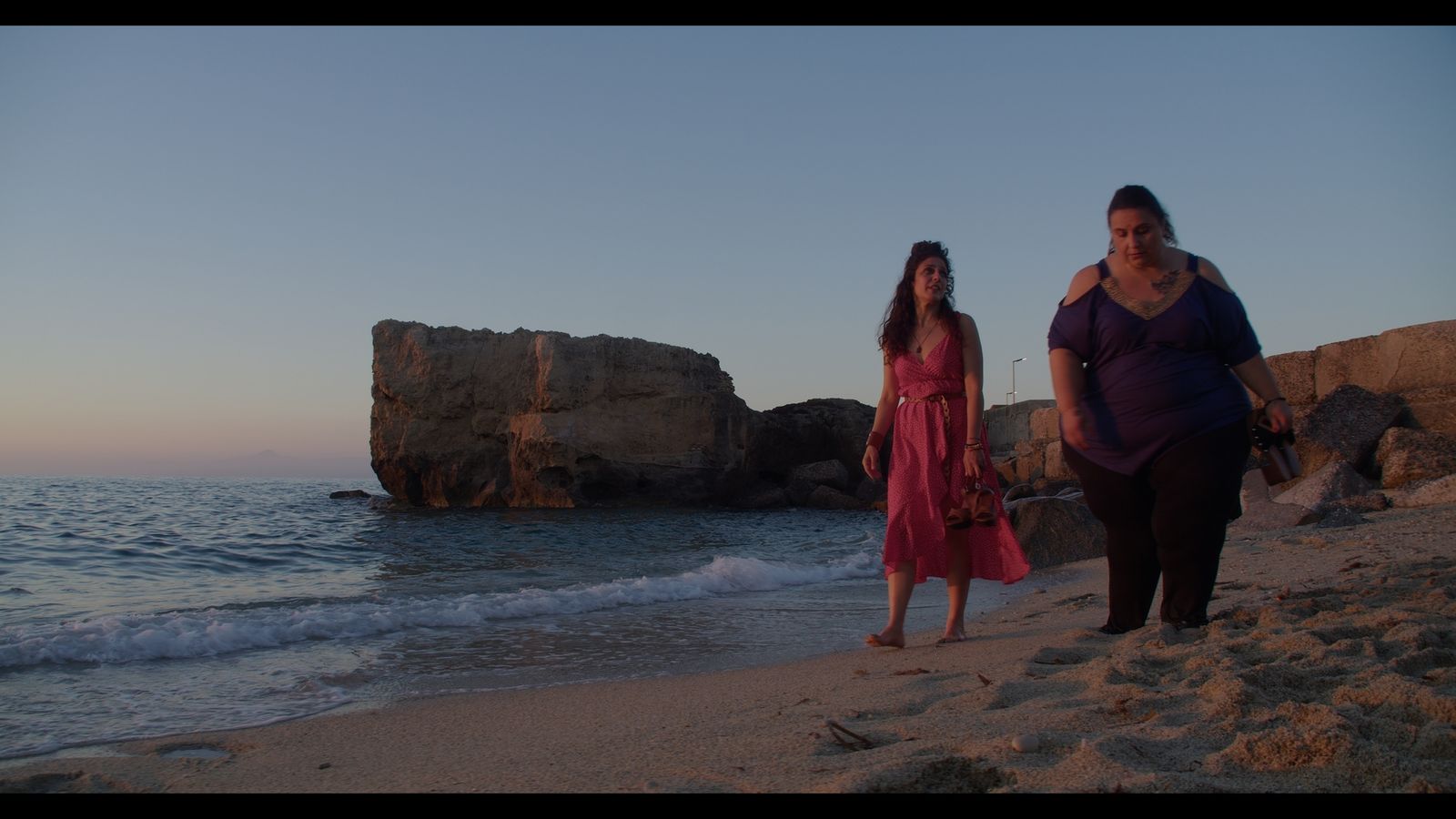 Alessia e Carmen camminano sulla spiaggia