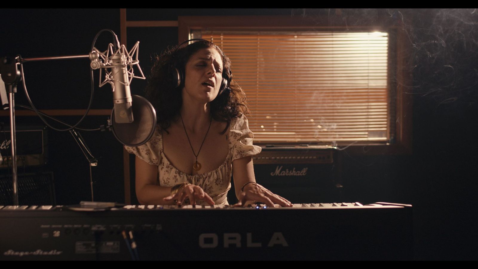 Alessia canta al pianoforte in sala di registrazione