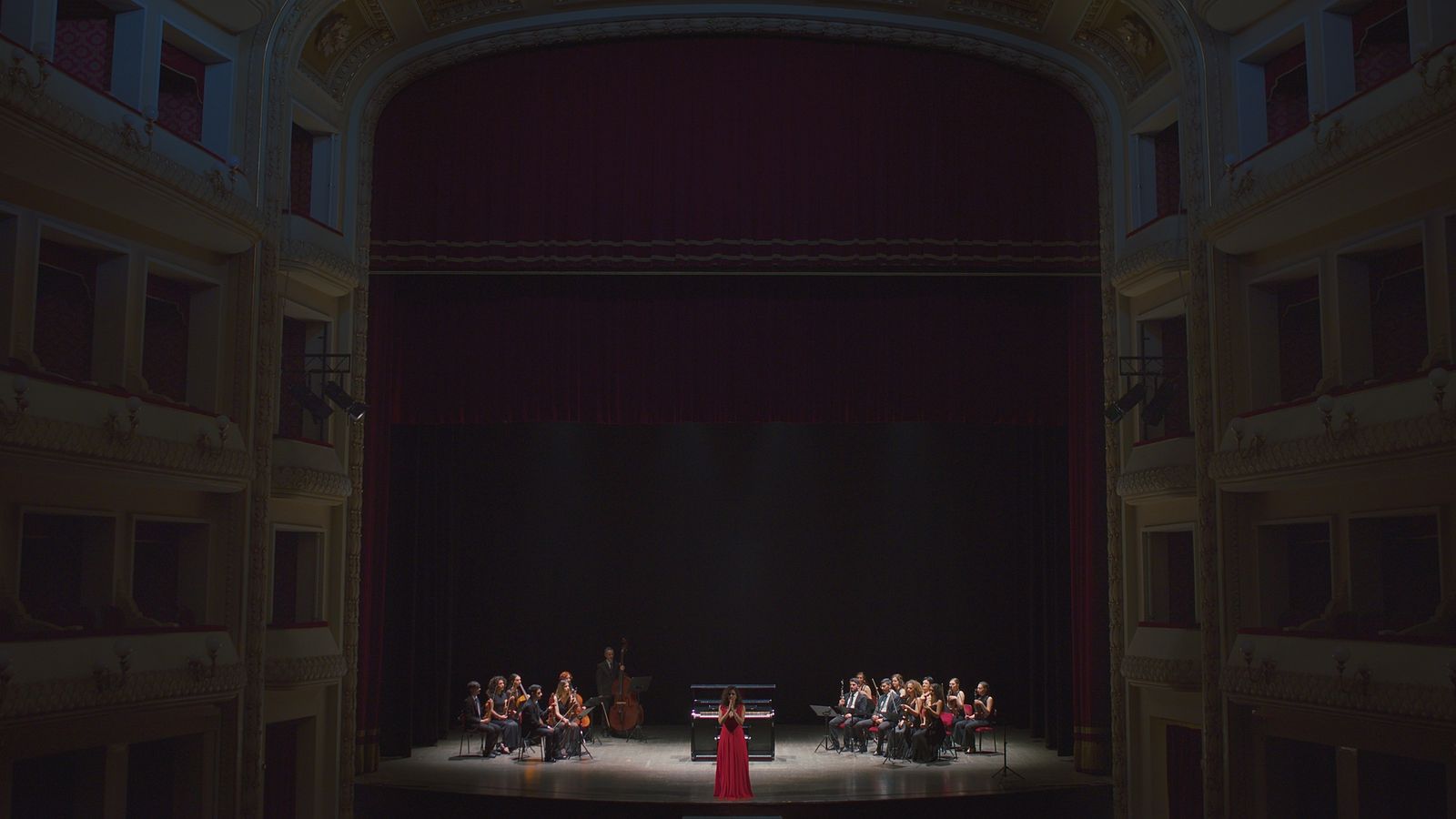 Alessia sul palco di un teatro all’italiana con l’orchestra