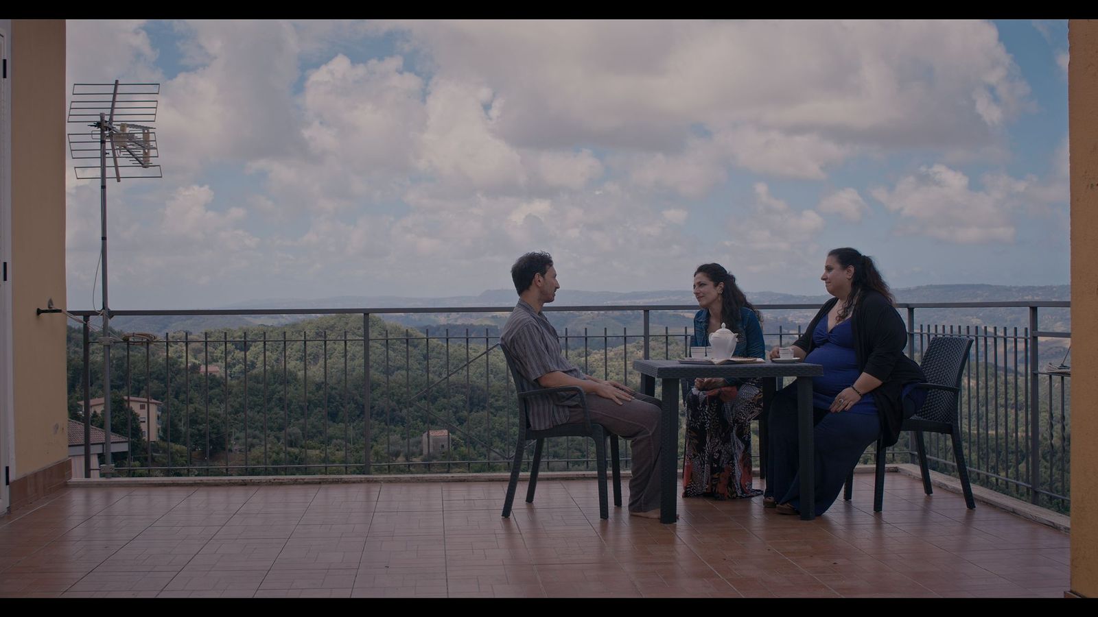 Una conversazione su una terrazza affacciata sulle colline